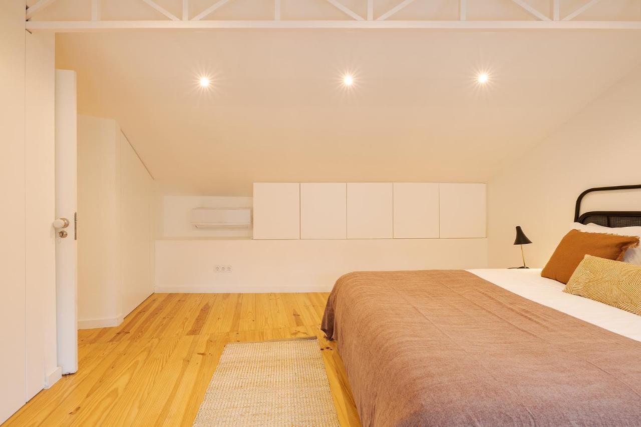 The Yellow House Spacious Duplex In Prazeres District Lisbon Bagian luar foto