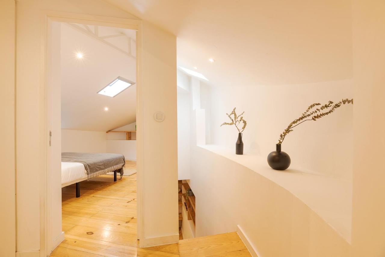 The Yellow House Spacious Duplex In Prazeres District Lisbon Bagian luar foto
